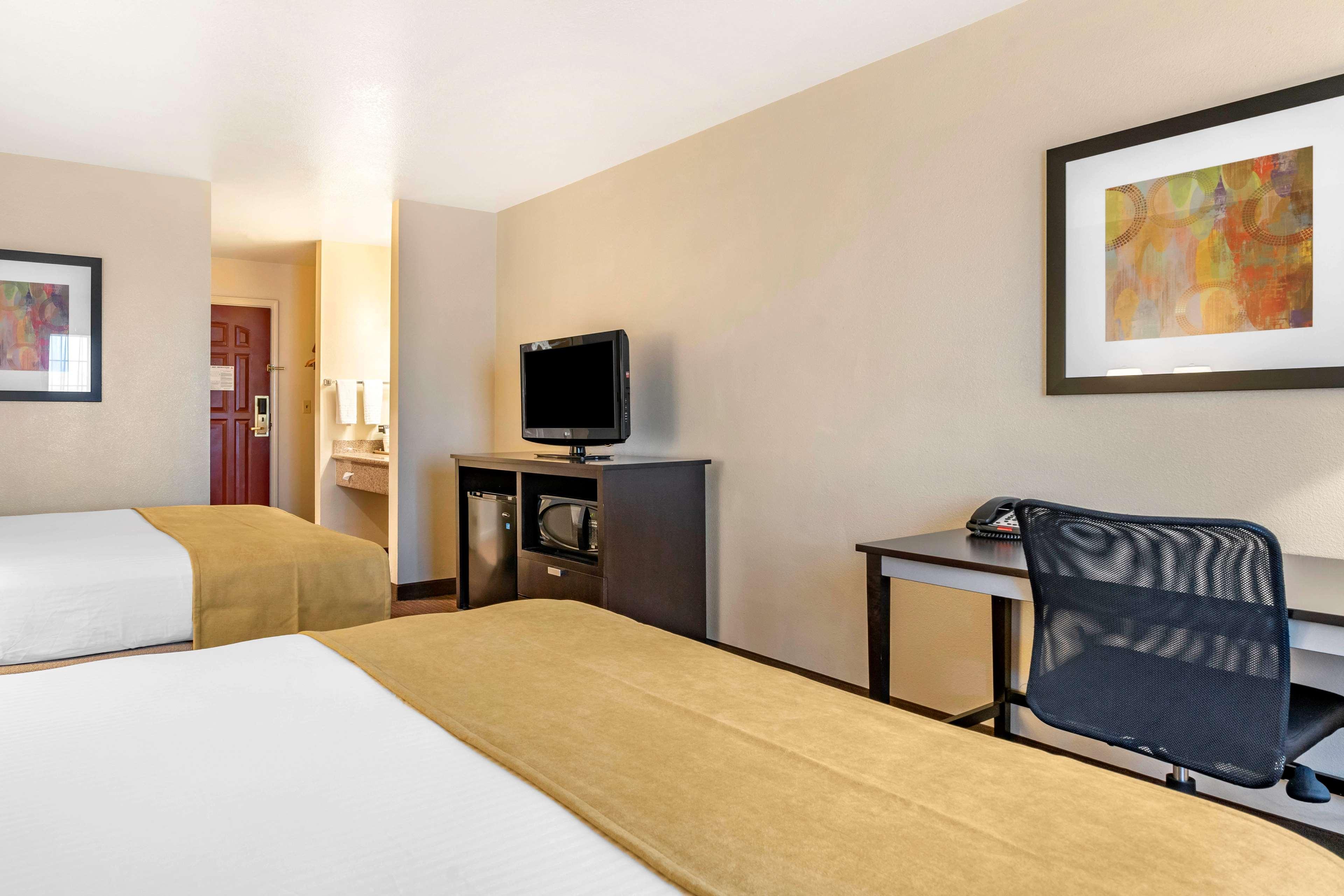 Best Western Luxury Inn Трейси Екстериор снимка
