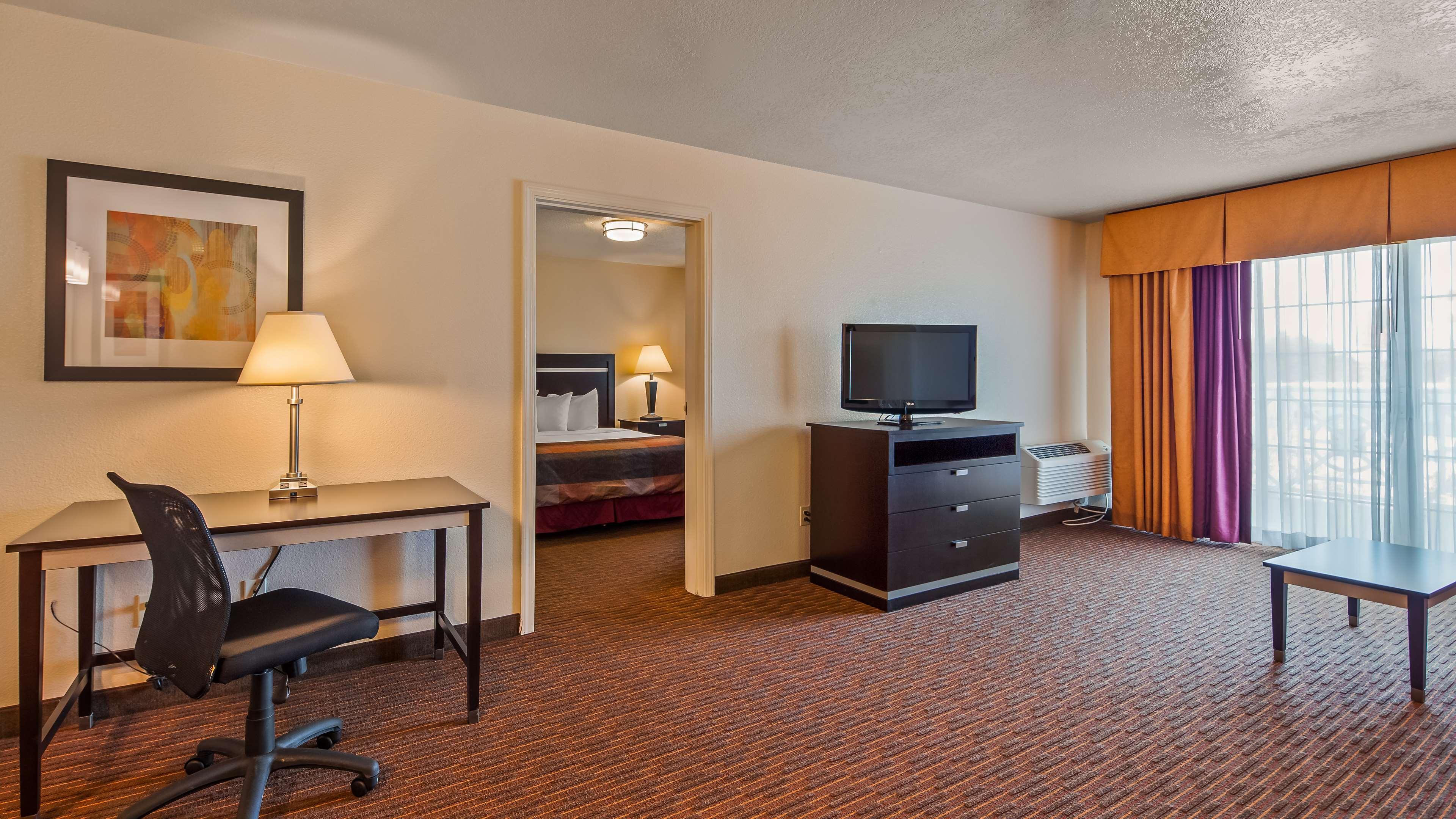 Best Western Luxury Inn Трейси Екстериор снимка