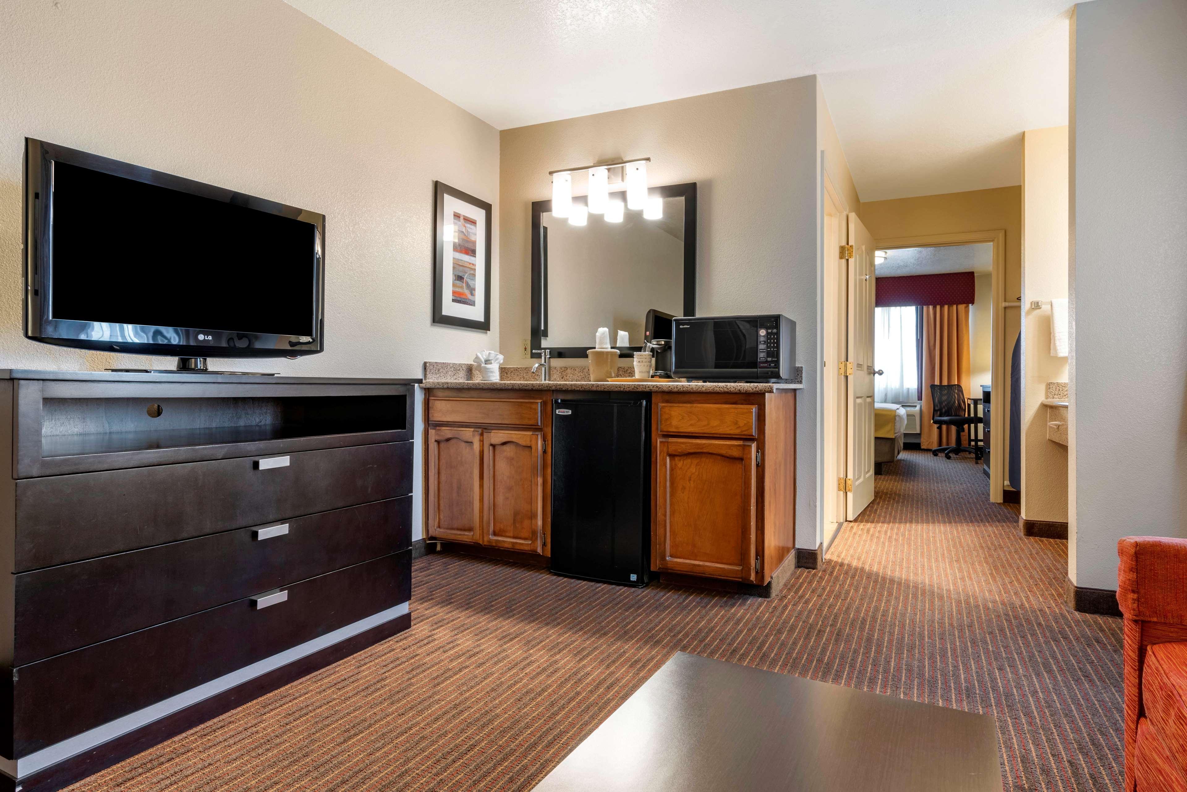 Best Western Luxury Inn Трейси Екстериор снимка