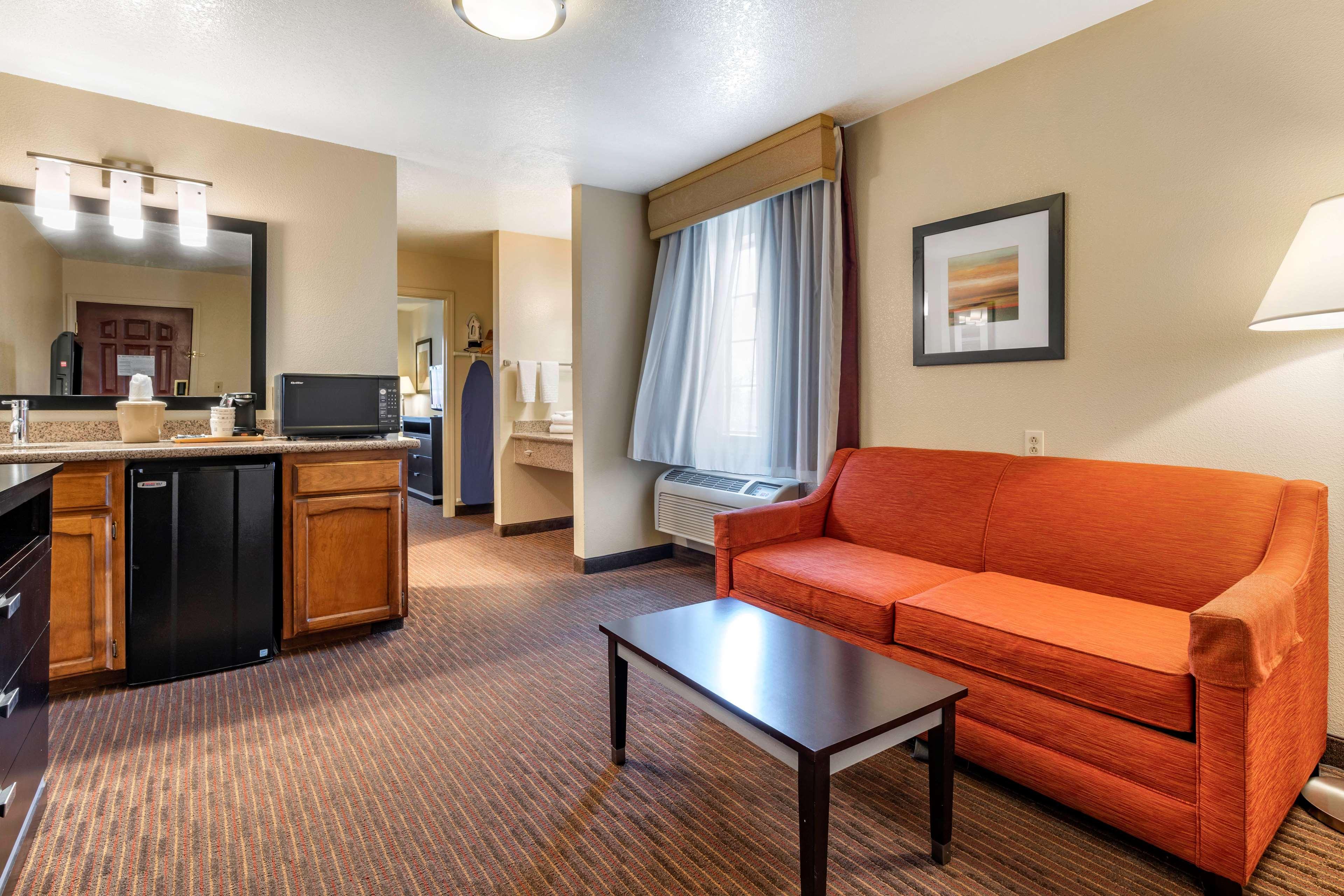 Best Western Luxury Inn Трейси Екстериор снимка