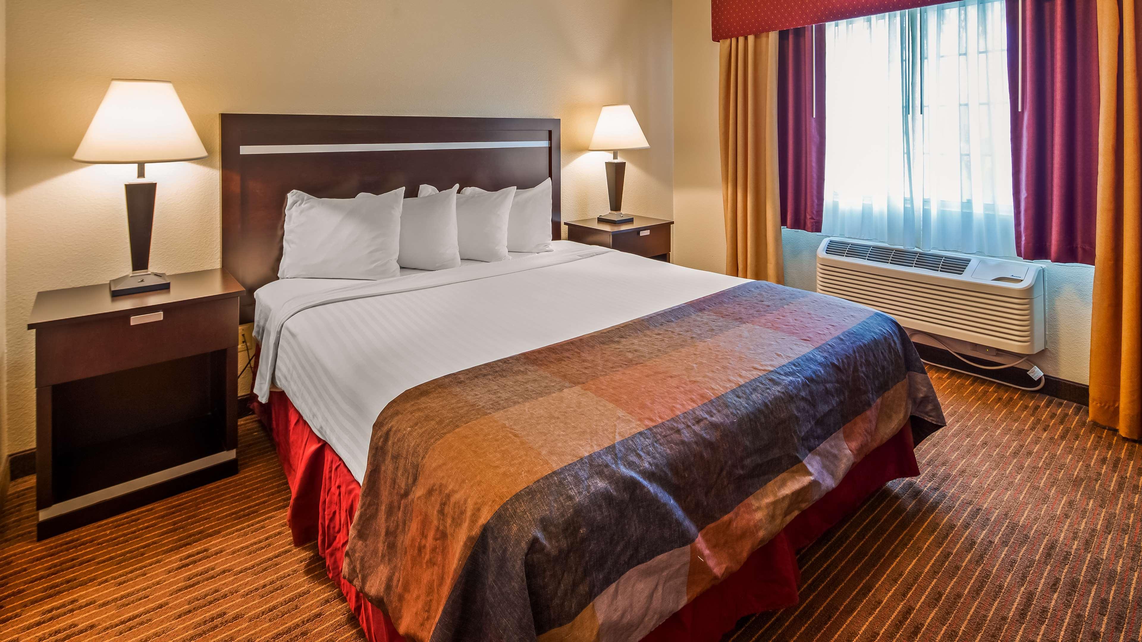 Best Western Luxury Inn Трейси Екстериор снимка