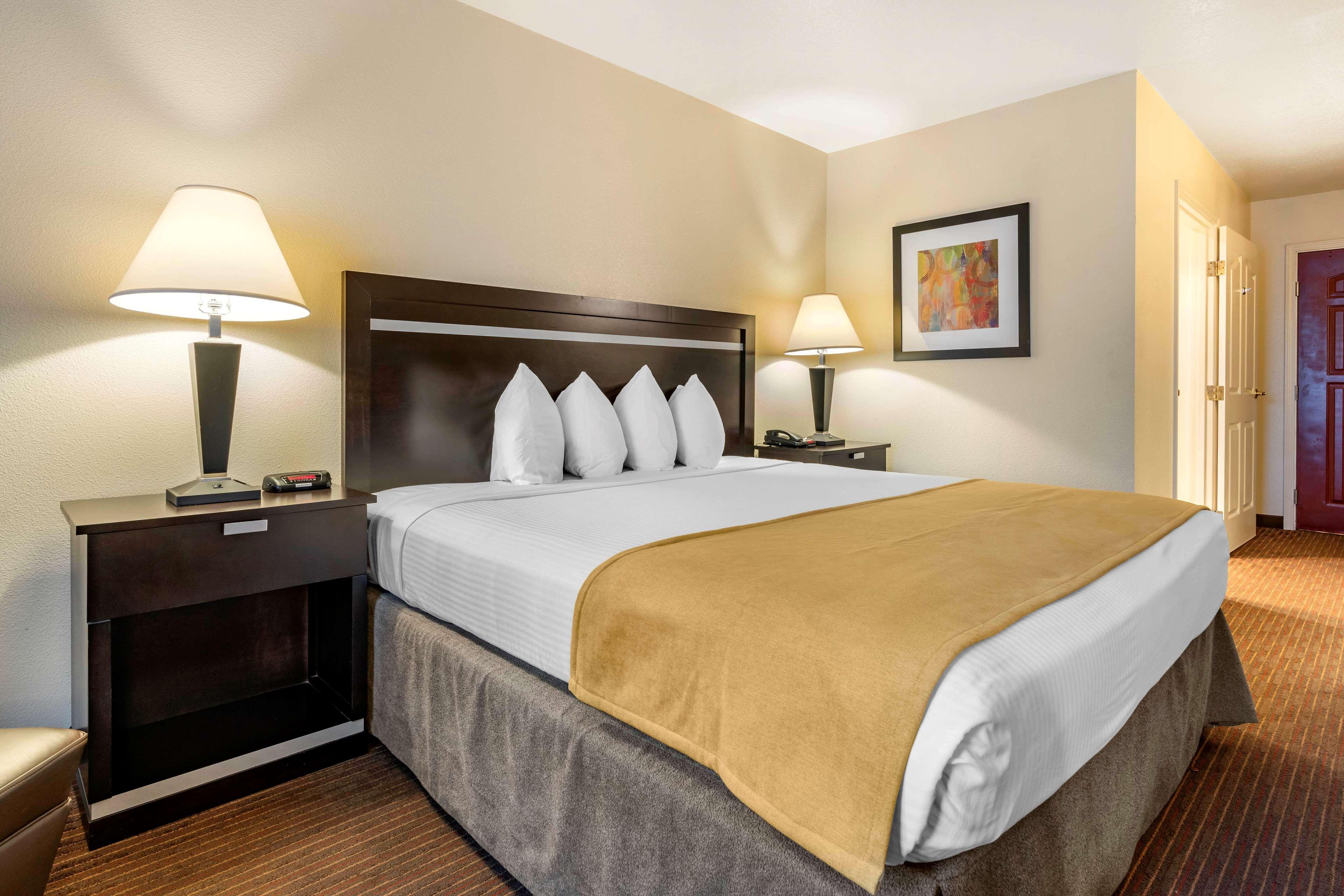 Best Western Luxury Inn Трейси Екстериор снимка