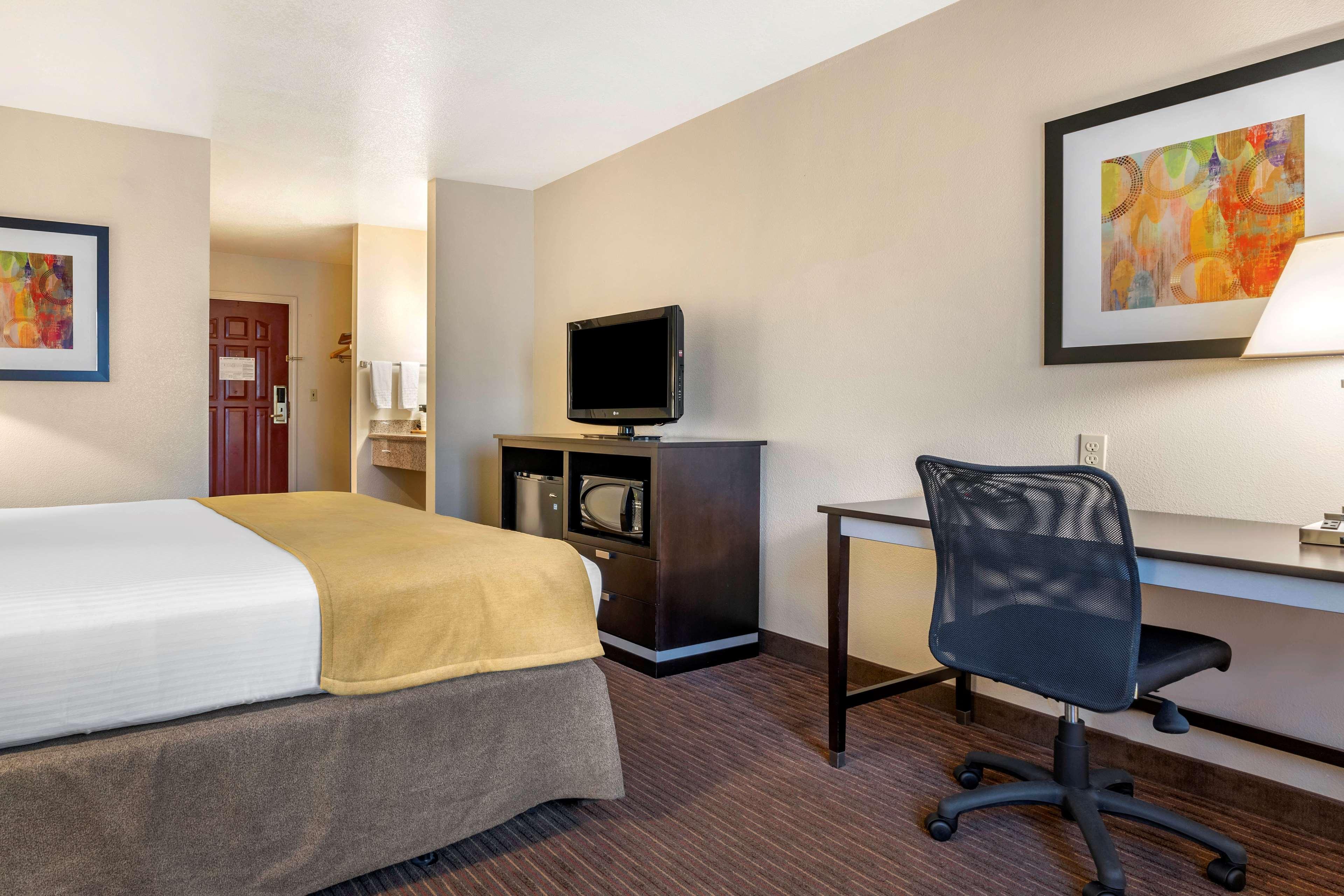 Best Western Luxury Inn Трейси Екстериор снимка