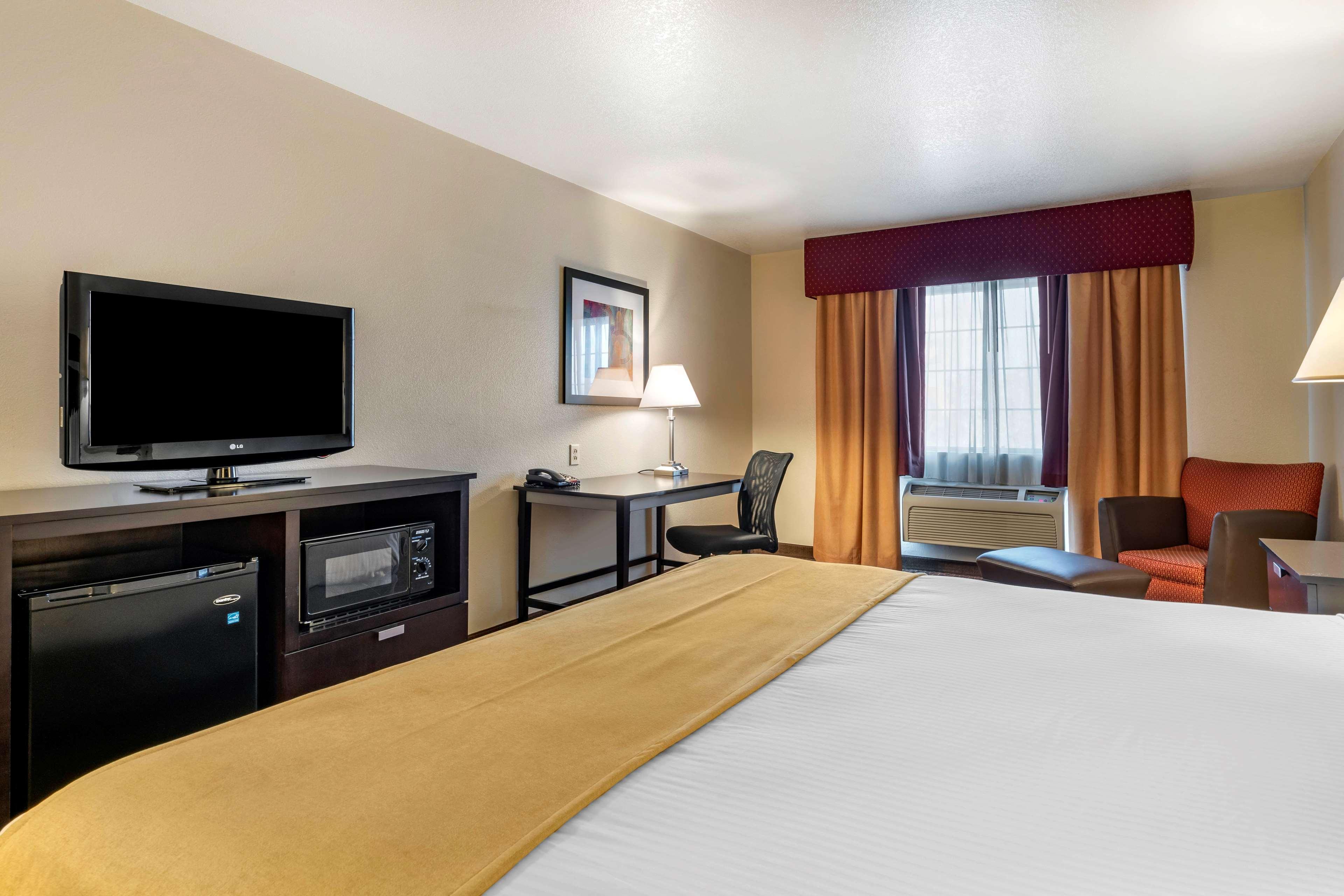 Best Western Luxury Inn Трейси Екстериор снимка