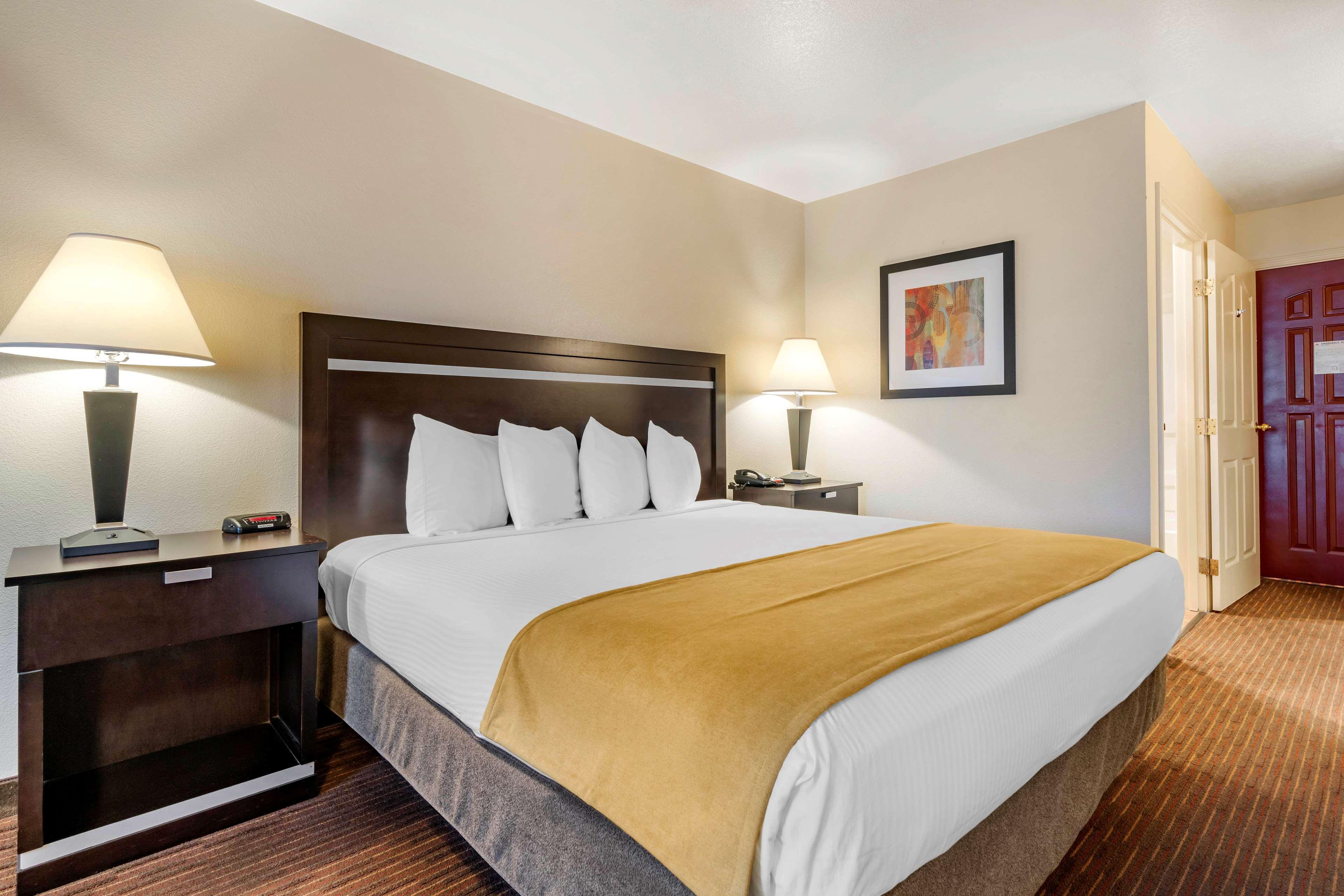 Best Western Luxury Inn Трейси Екстериор снимка