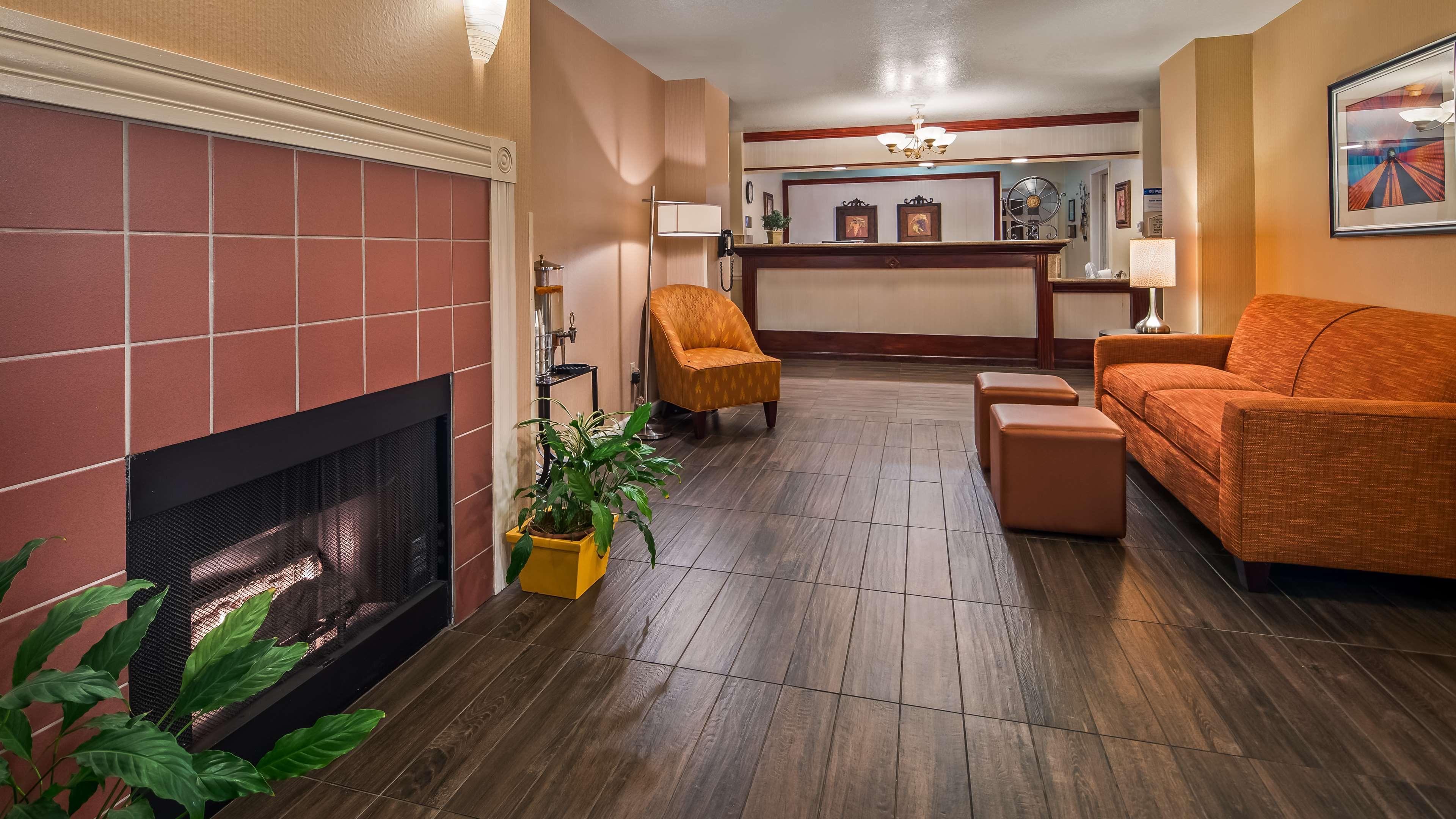 Best Western Luxury Inn Трейси Екстериор снимка