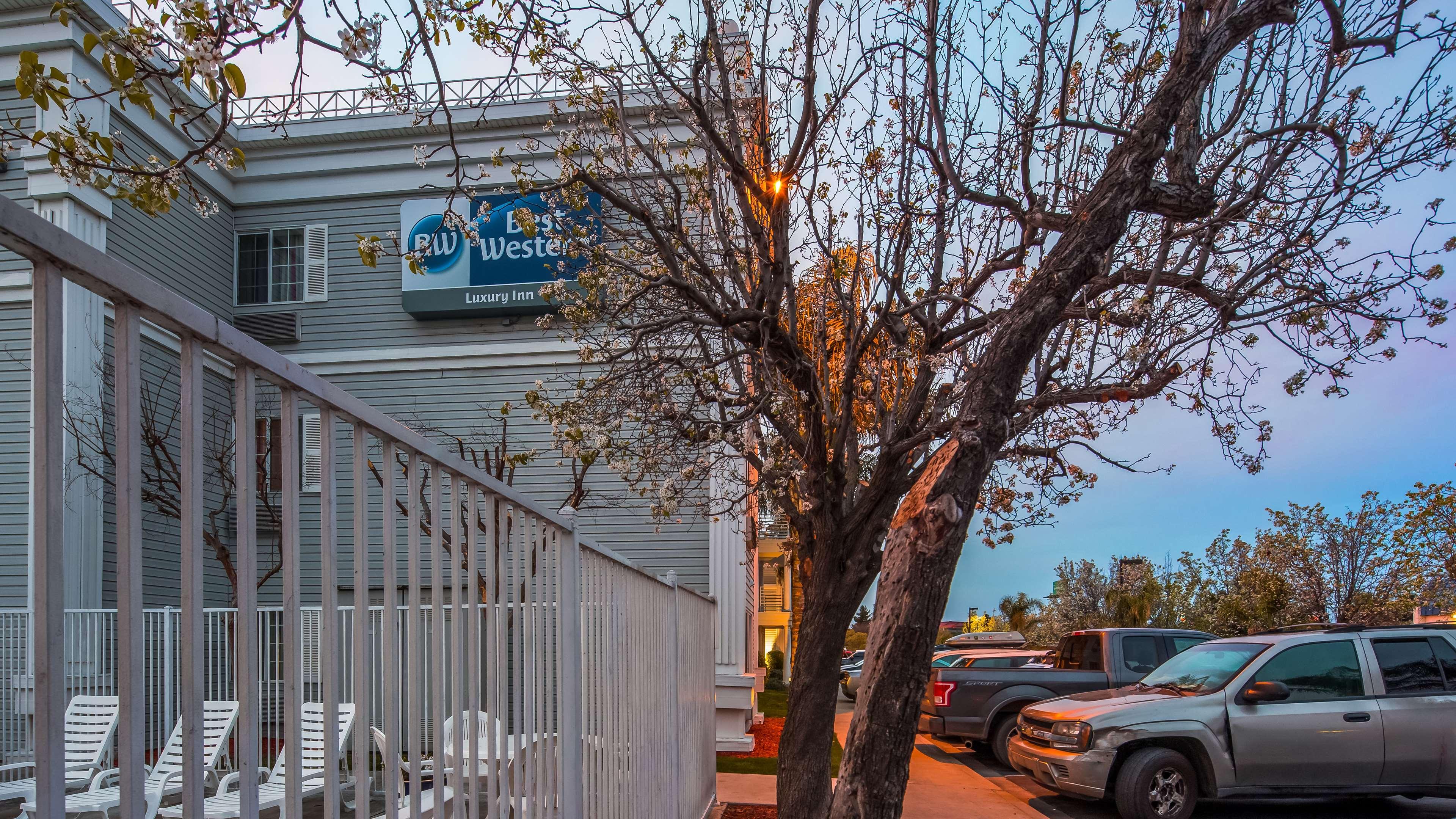 Best Western Luxury Inn Трейси Екстериор снимка