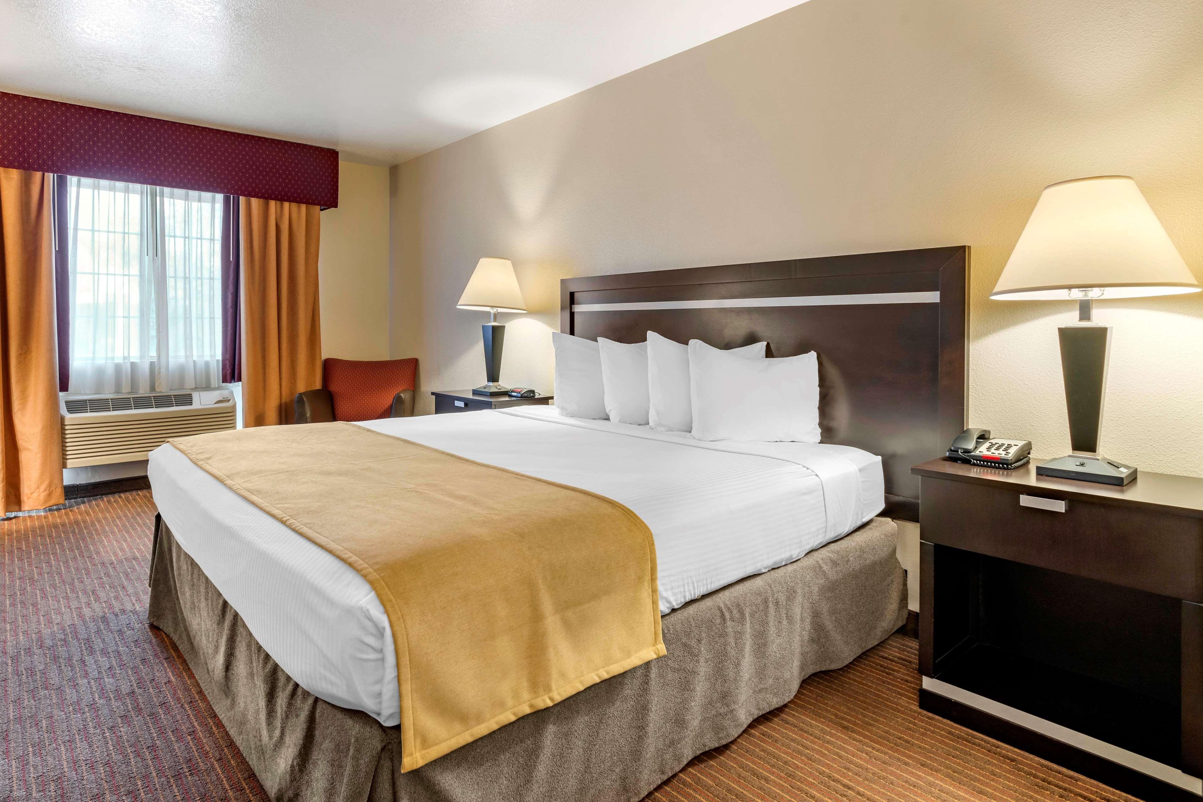 Best Western Luxury Inn Трейси Екстериор снимка