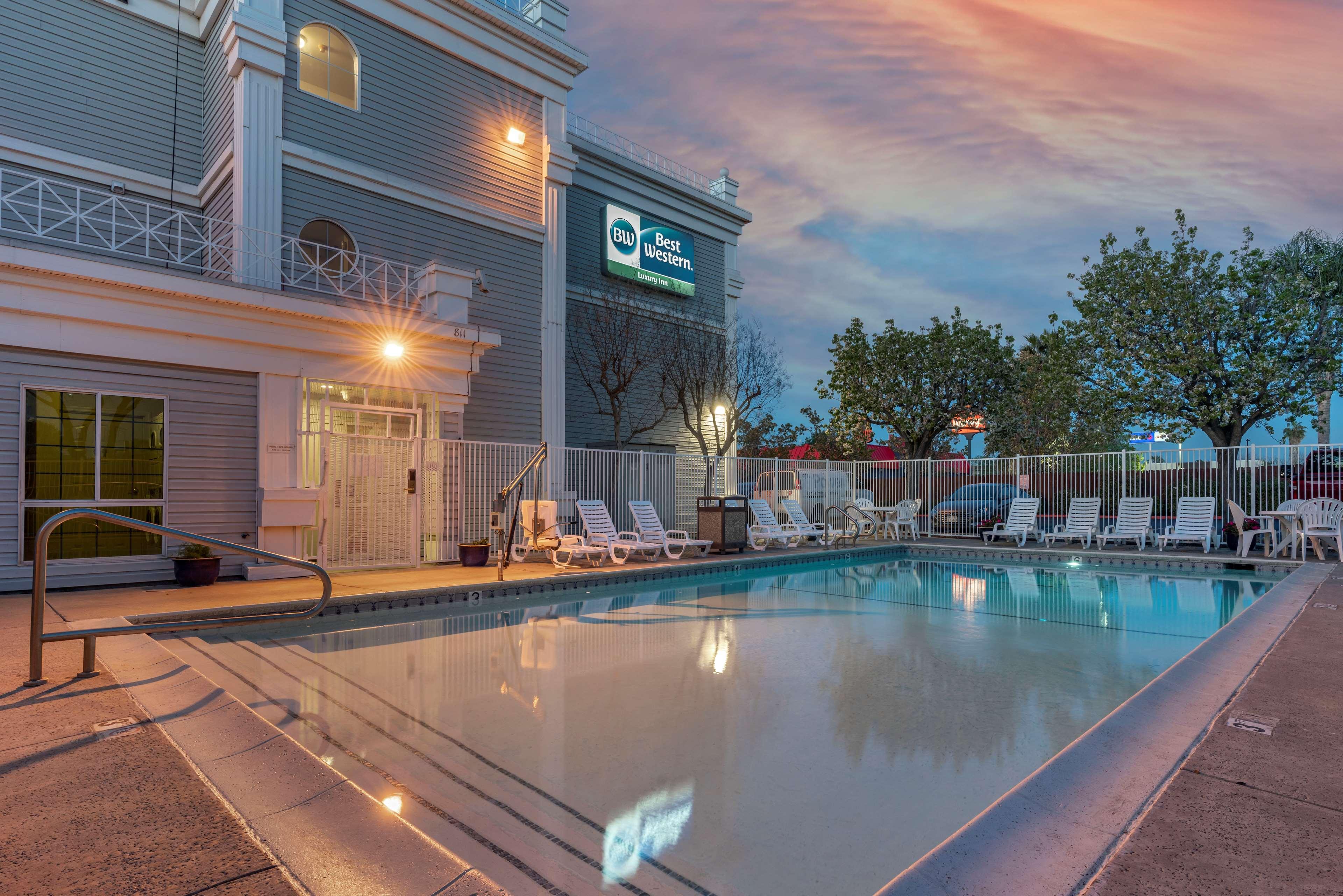 Best Western Luxury Inn Трейси Екстериор снимка