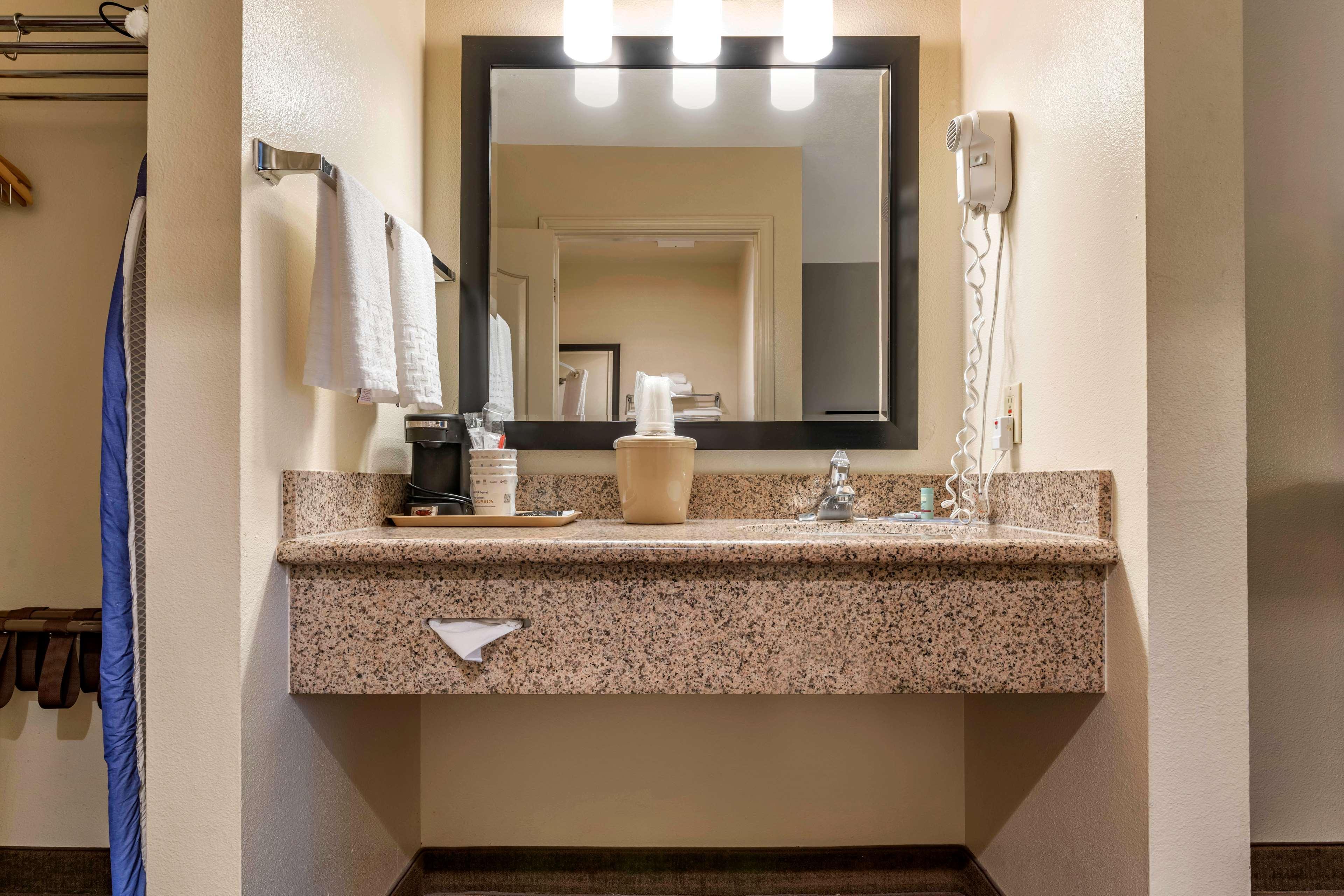Best Western Luxury Inn Трейси Екстериор снимка