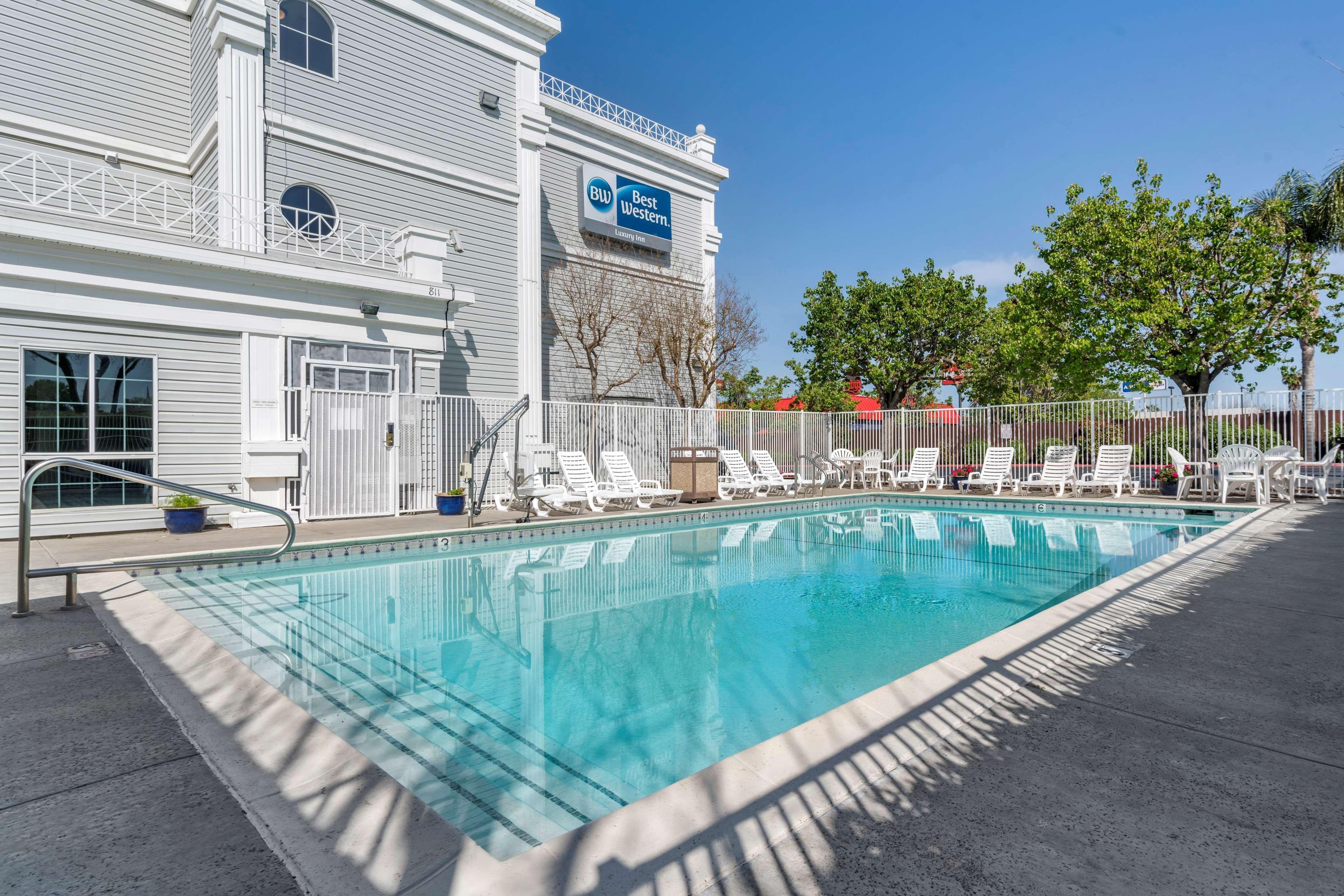 Best Western Luxury Inn Трейси Екстериор снимка