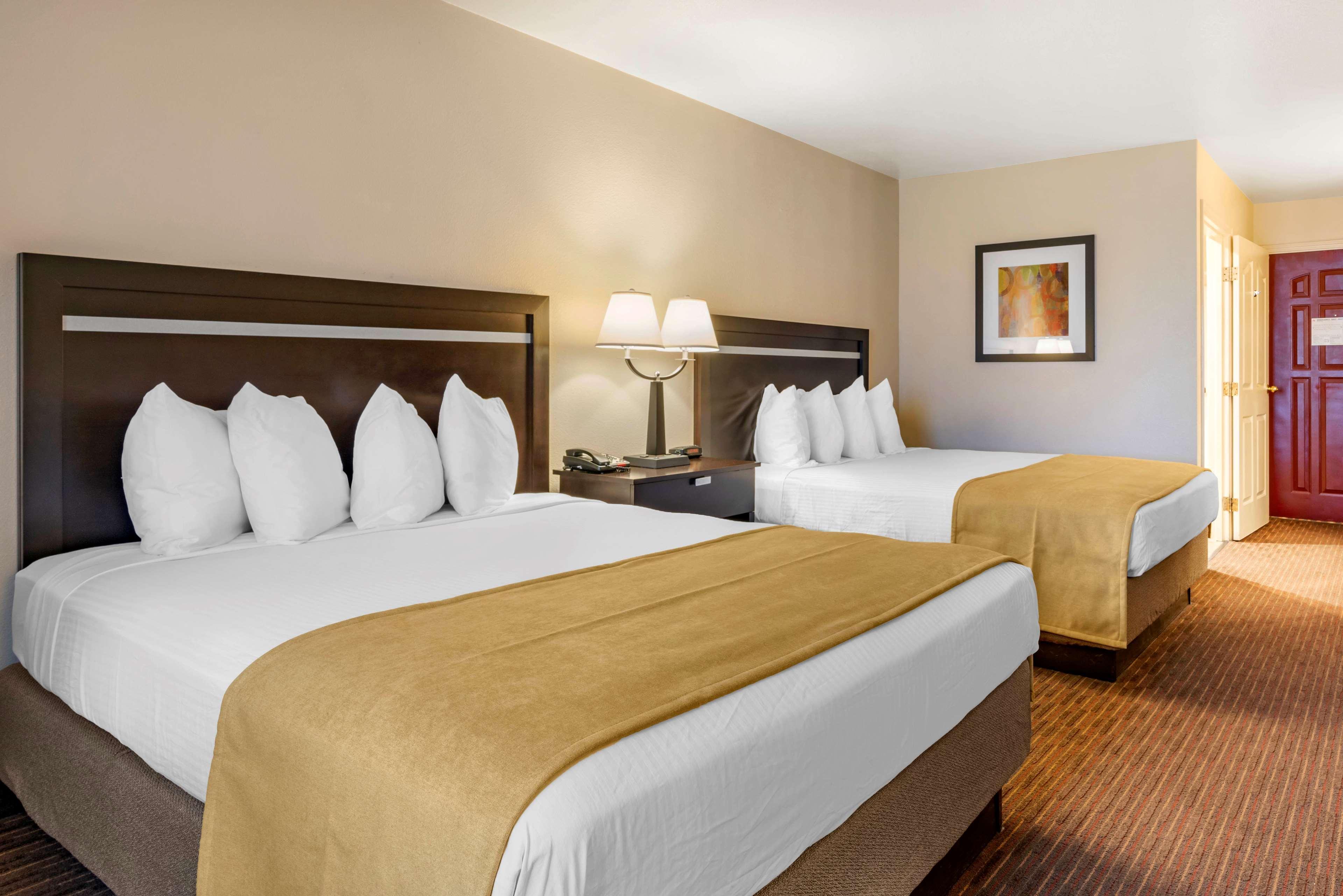 Best Western Luxury Inn Трейси Екстериор снимка