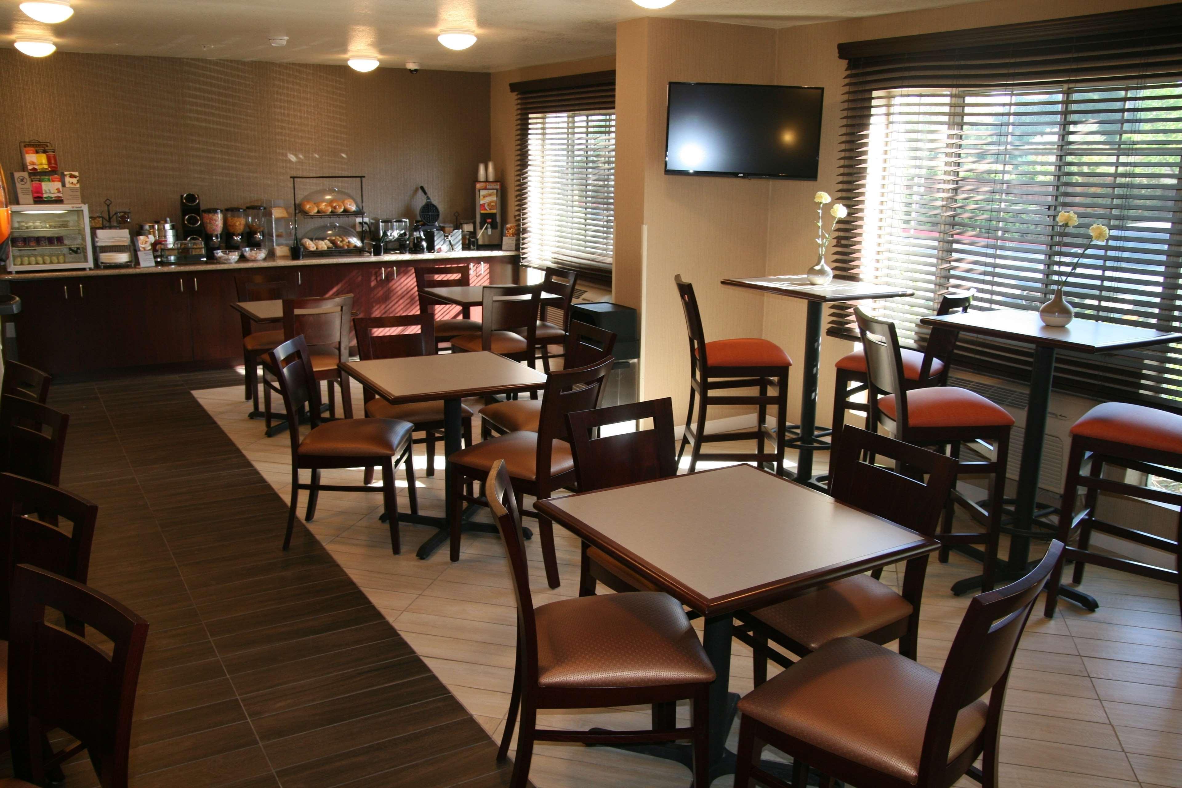 Best Western Luxury Inn Трейси Екстериор снимка